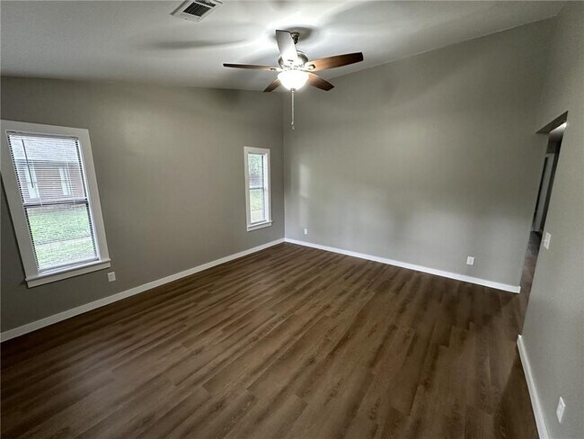 Building Photo - 900 Turtle Creek Dr