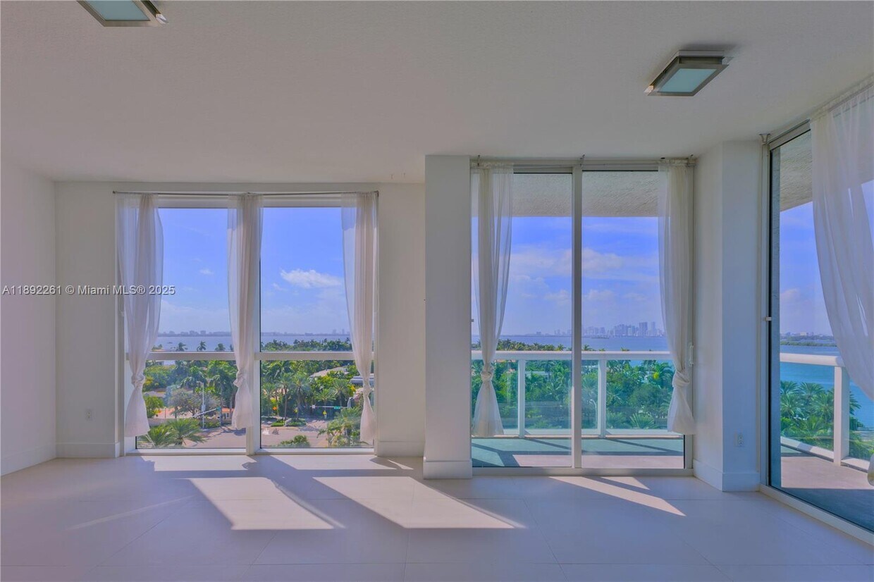 Foto principal - 7900 Harbor Island Dr