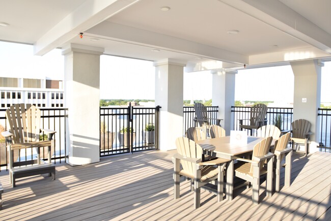 Outdoor rooftop dinning area with a beautiful view of the City - Crawford House