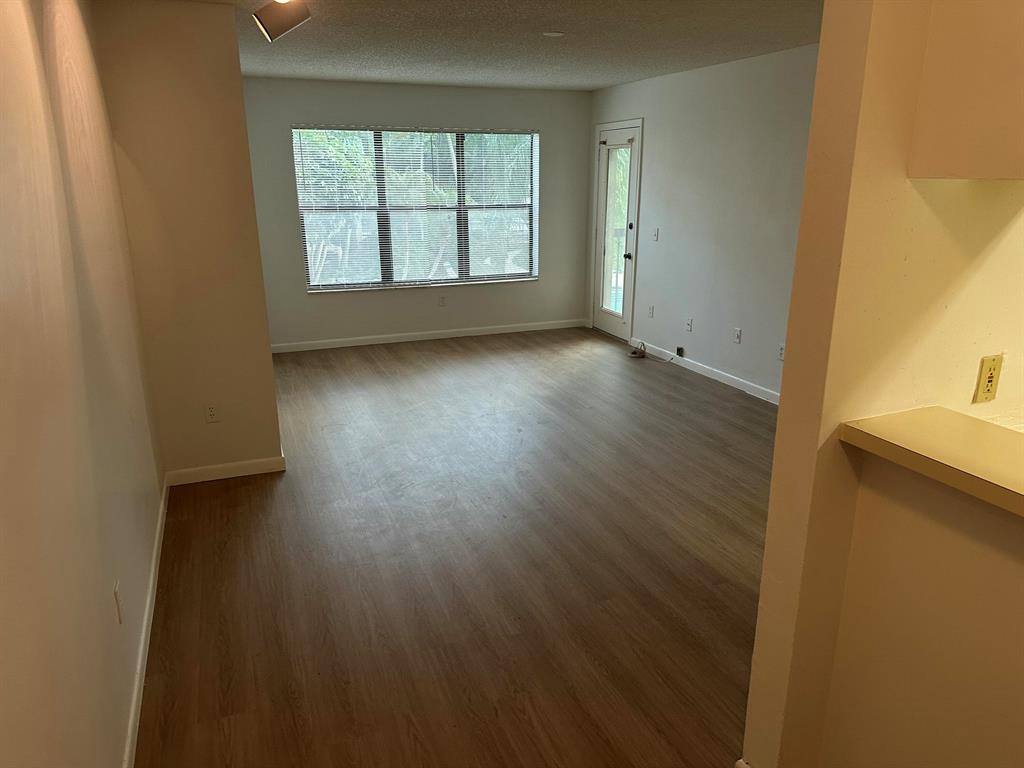 Foto principal - 4261 W McNab Rd
