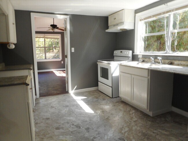 Foto del edificio - Adoreable 3 BR 1.5 Bath home!