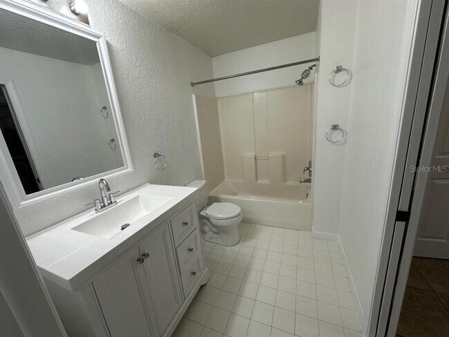 Building Photo - 5479 Vineland Rd