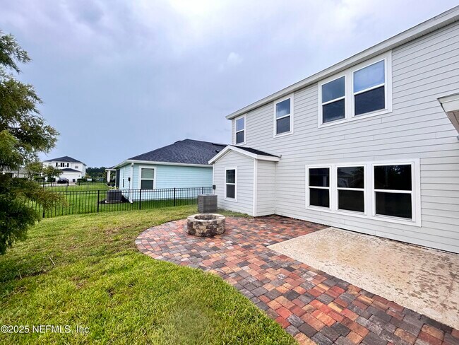 Foto del edificio - 102 Bluejack Ln