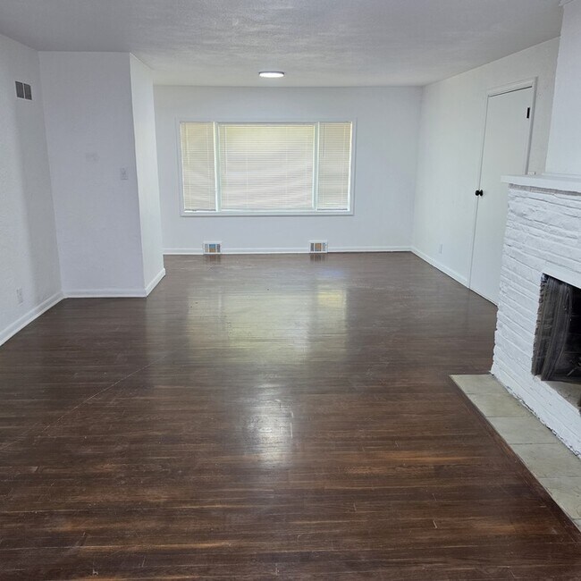 Foto del edificio - Spacious 4 bedrooms and 2 full baths home located on Holmes Rd in Kansas City, MO