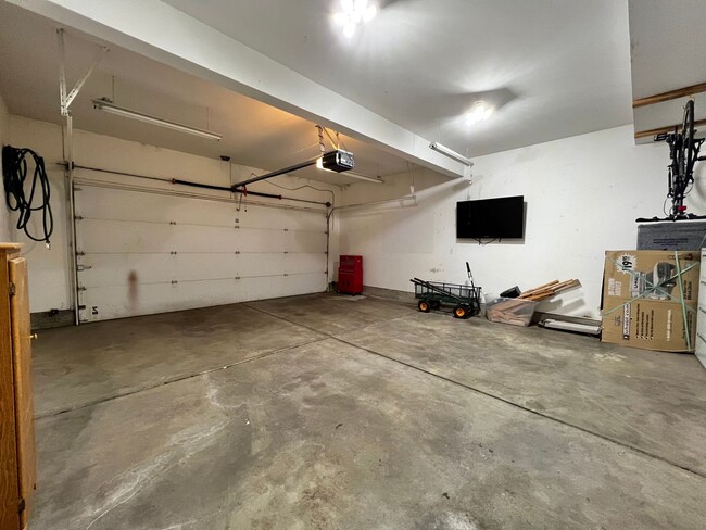 Building Photo - Stunning 4-Bedroom, 4-Bathroom Home in Sou...