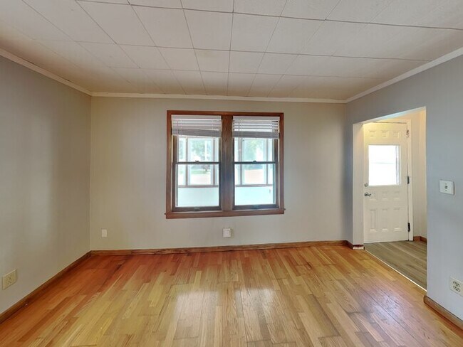Building Photo - LEASING SPECIAL! Splendid 2 Bedroom, 2 Bat...