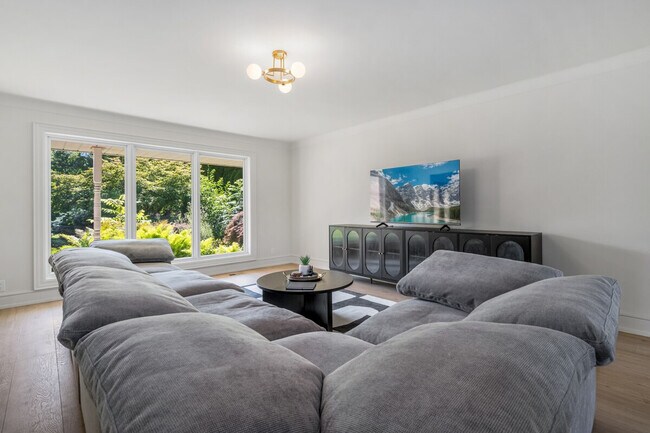 Building Photo - 13 Hickory Ave