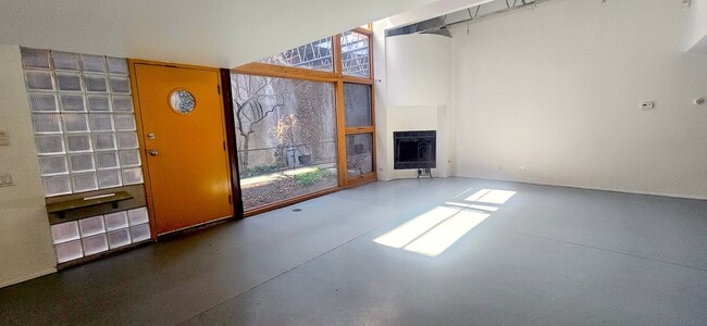 Building Photo - RAVENSWOOD - Incredible 1.5BD/1.5BTH LOFT FOR RENT!