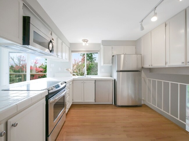 Building Photo - 3 Bed and 2 Bath Stunning Family Home is A...