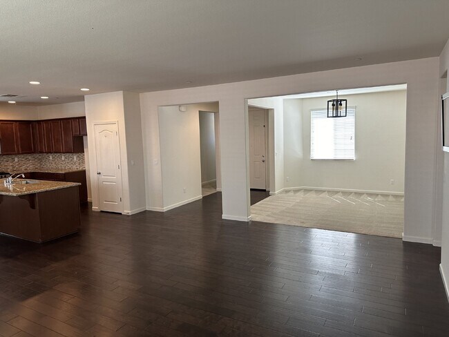 Foto del edificio - Gorgeous 4 Bedroom, 2.5 Bath Single Story in Summer Lakes Community