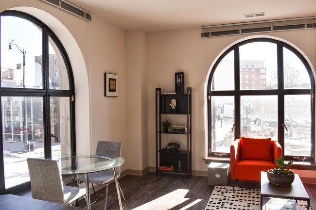 Foto del edificio - 100 E Chicago St