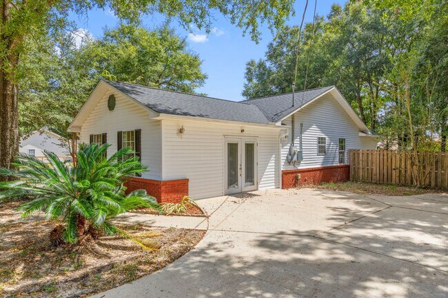 Building Photo - 4 Bedroom Corner Lot Home  With Tons of Sp...