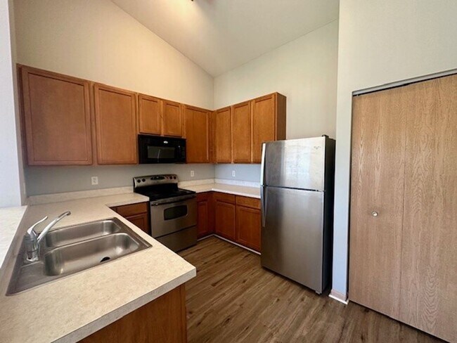 Foto del edificio - VERY NICE AND NEUTRAL, SECOND FLOOR CONDO, 2BEDROOMS & 2 FULL BATHS. ONE CAR GARAGE