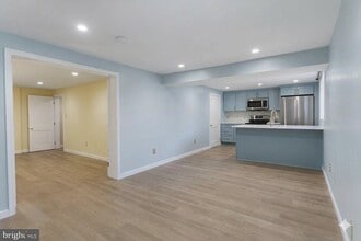 Building Photo - 1401 S Greenbrier St