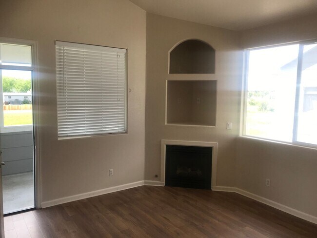 Foto del edificio - Fantastic 2nd floor condo - 2 bedroom, 2 bath, 1 car garage!
