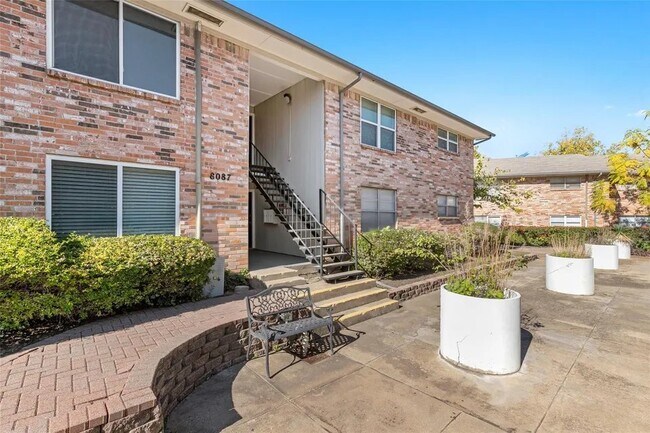 Foto del edificio - 8087 Meadow Rd