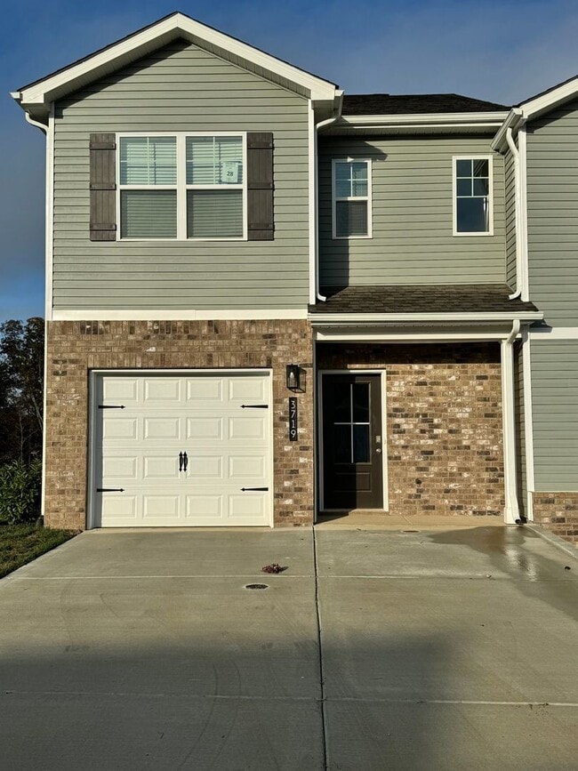 Building Photo - 3 Bedroom 2.5 Bath Townhome in Kodak Exit 407