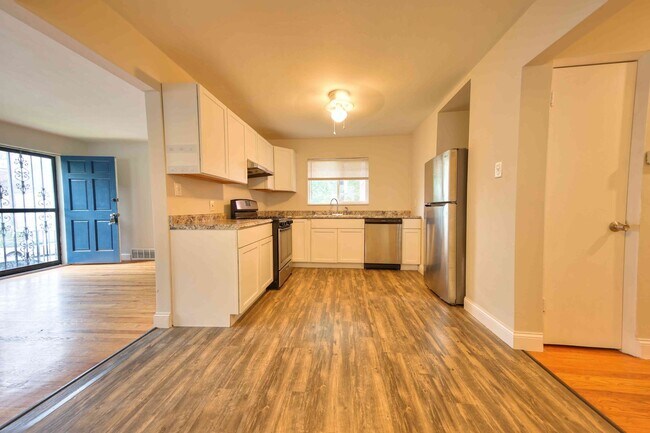 Building Photo - Nice 2 bedroom home with fenced in yard an...
