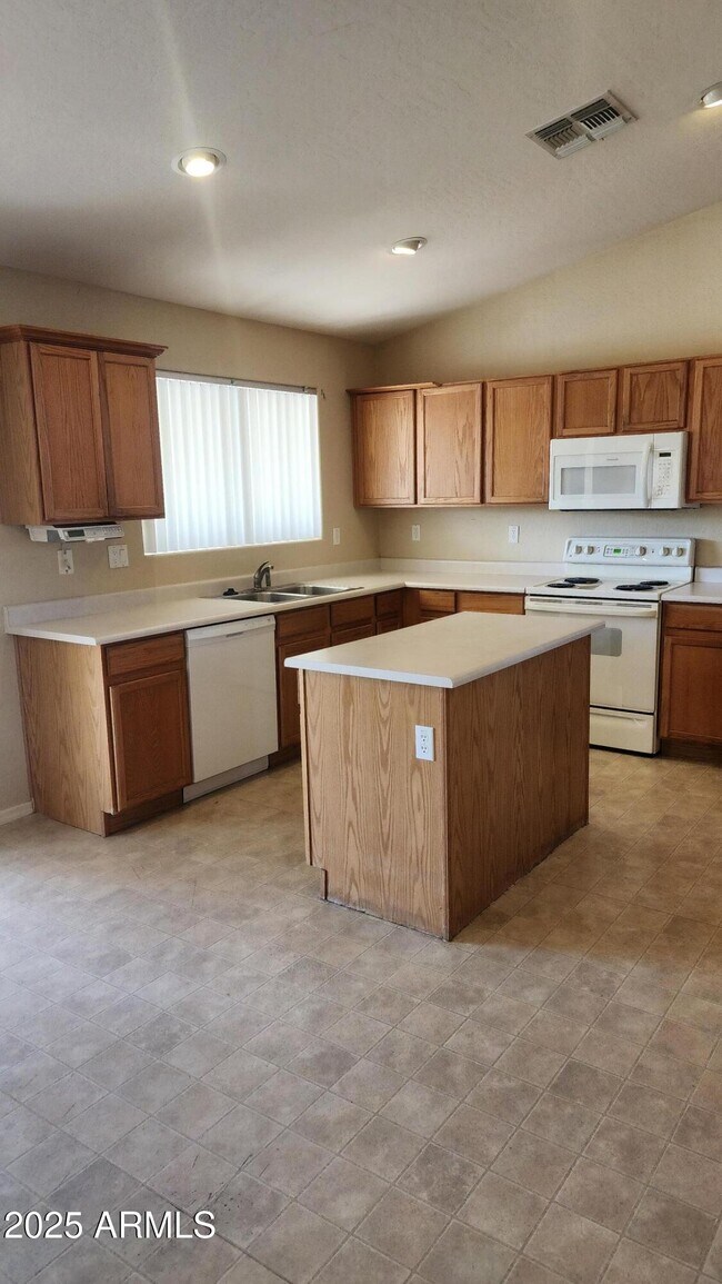 Foto del edificio - 15081 W Fillmore St