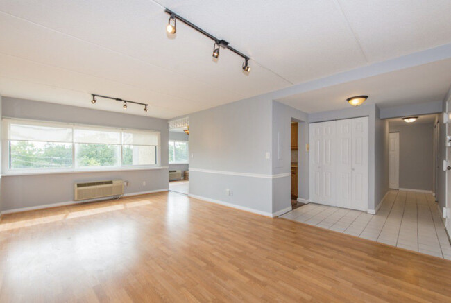 Building Photo - 555 Gorge Rd