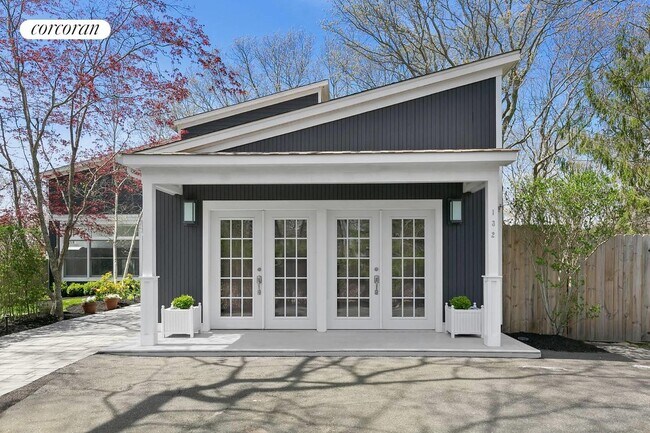 Foto del edificio - 132 Peconic Hills Dr