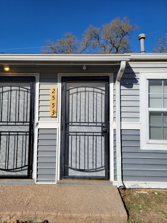 Building Photo - SECTION 8 APPROVED! $100 GIFT CARD & 1/2 O...