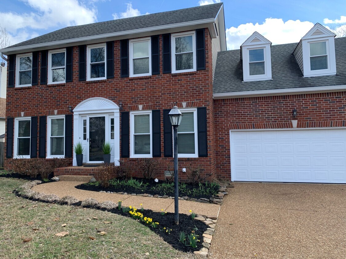 Beautifully renovated home! - 309 Mill Run Cir
