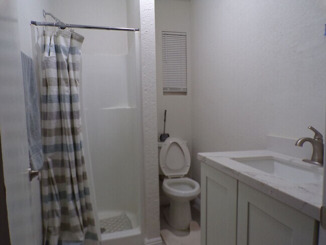 Foto del edificio - Rooms for rent in quiet residential neighb...