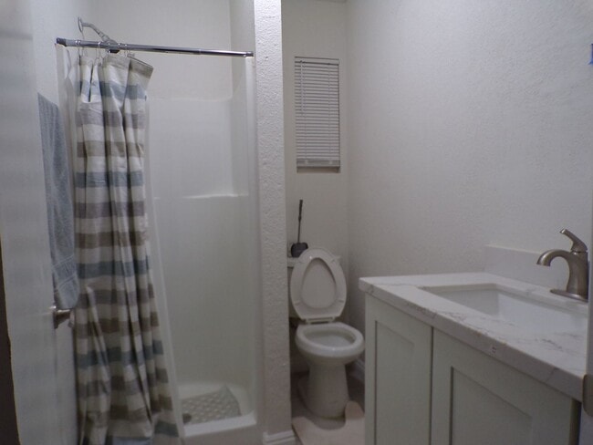 Building Photo - Rooms for rent in quiet residential neighborhood.