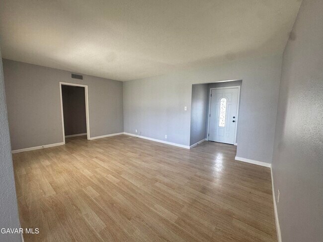 Foto del edificio - 44151 Hardwood Ave