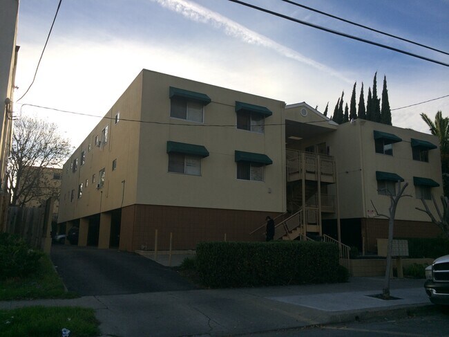 Building Photo - 633 S 8th St