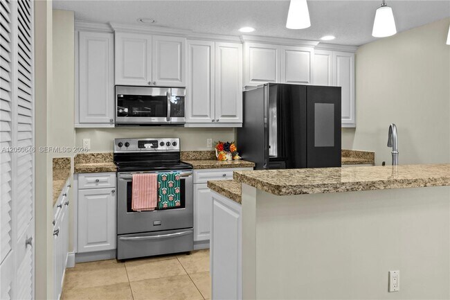 Building Photo - 6885 NW 75th Pl