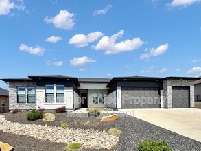 Building Photo - 5298 W Parkridge Dr