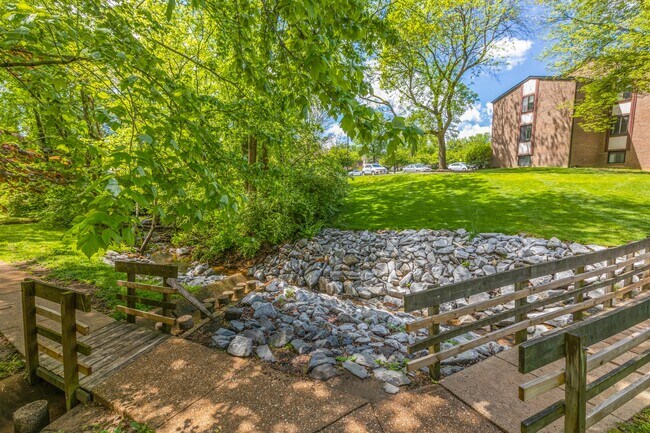 grounds - 9741 Kings Crown Ct