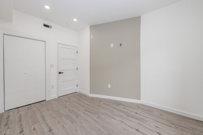 Building Photo - 2521 Grays Ferry Ave
