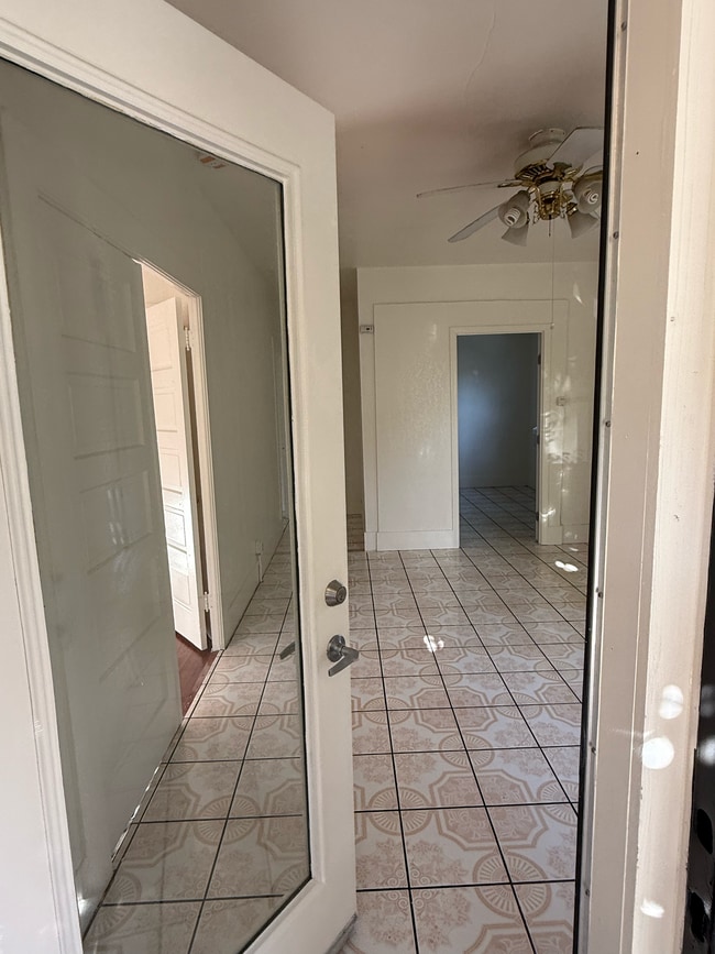 entrance - 1216 Fedora St