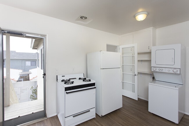 Building Photo - Upstairs 2BR/2BA in North Pacific Beach wi...