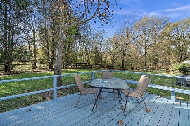 Foto del edificio - Rare Find: Ranch Home Nestled on a Delight...