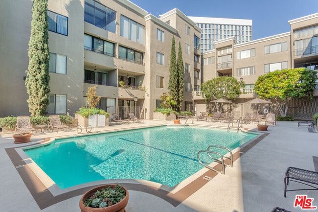 Foto del edificio - 8455 Fountain Ave