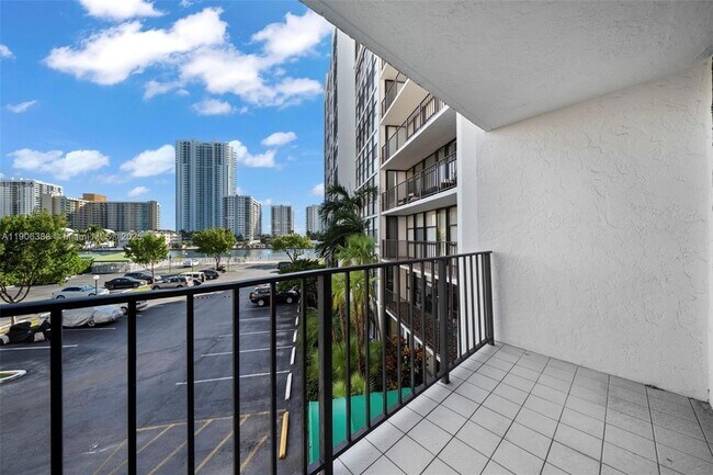 Foto del edificio - 800 Parkview Dr