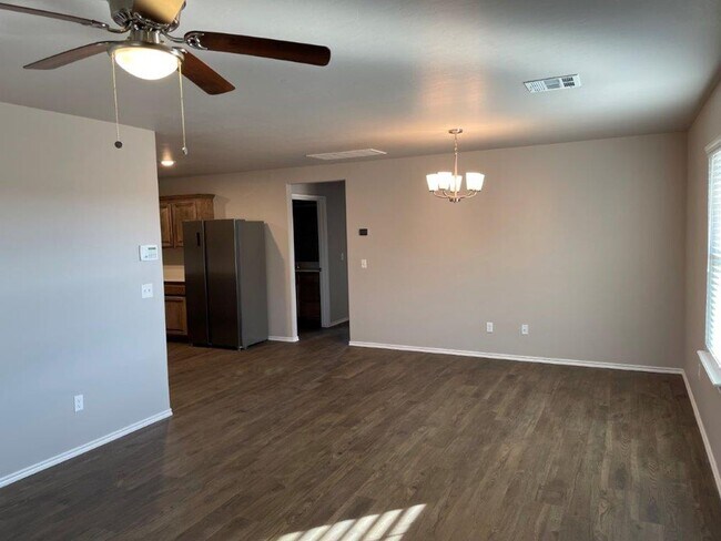 Foto del edificio - 500 off your move in before June 1st !  55...