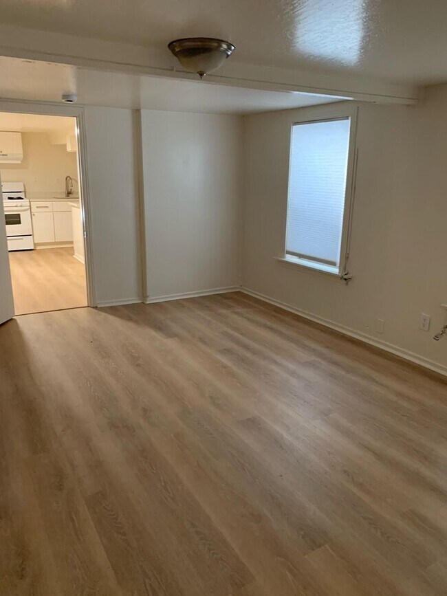 Building Photo - 3033 West