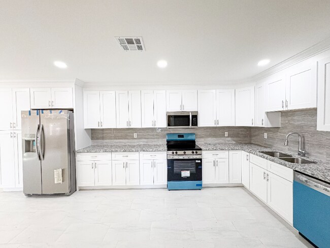 Building Photo - 1530 W 4th Pl