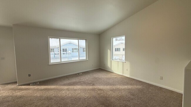 Foto del edificio - Lovely west Facing 3 Bed, 2 Bath, 2 Car Garage Townhouse!  Available now!