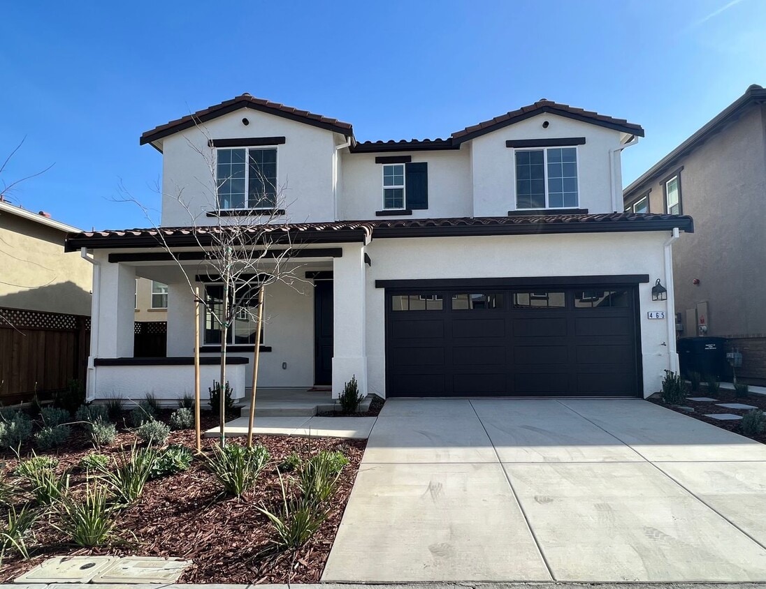 Primary Photo - Gorgeous Nearly New Home With Solar 4 Bed,...