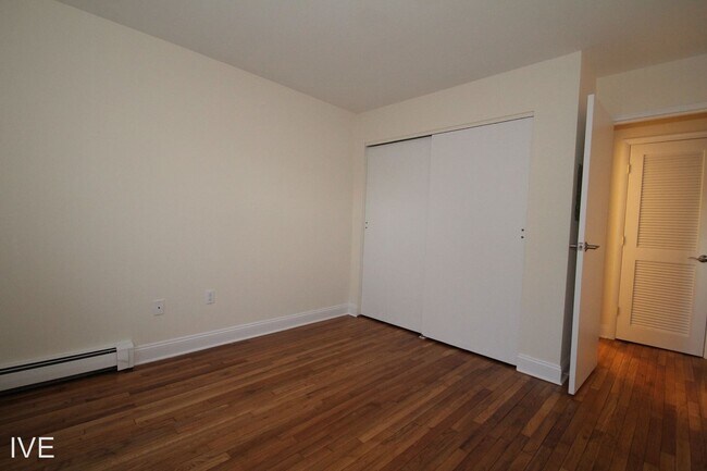 Foto del edificio - 204 Flax Hill Rd