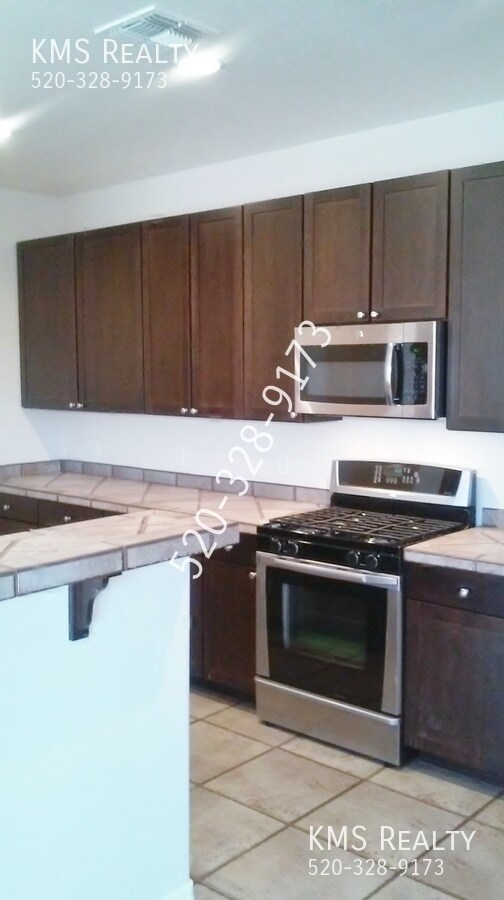 Building Photo - 3 Beds / 2 1/2 bath Home - OWNER/AGENT