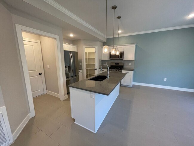 Foto del edificio - Charming 3BR Parkville Townhome in Creeksi...