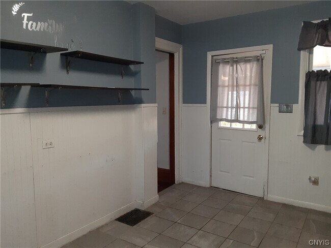 Building Photo - 133 E Lynde St