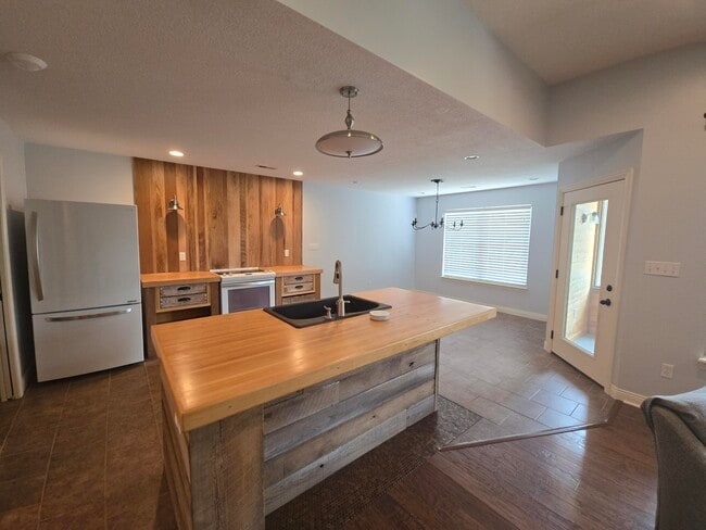 Building Photo - 3308 Snow Leopard Dr